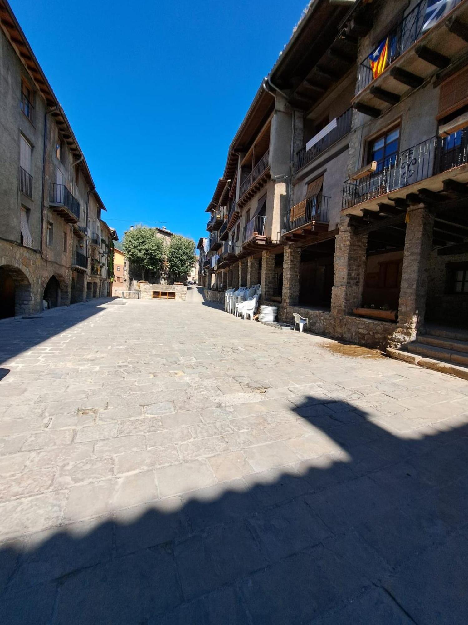 Pis Turistic De 170 M2 A La Placa Porxada De Baga Luaran gambar